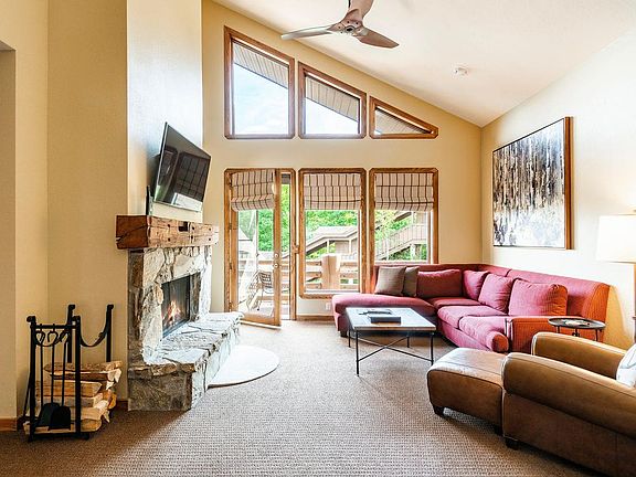 Living room w Walkout