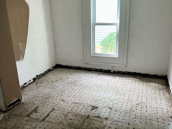 5th image of 104 Linn St