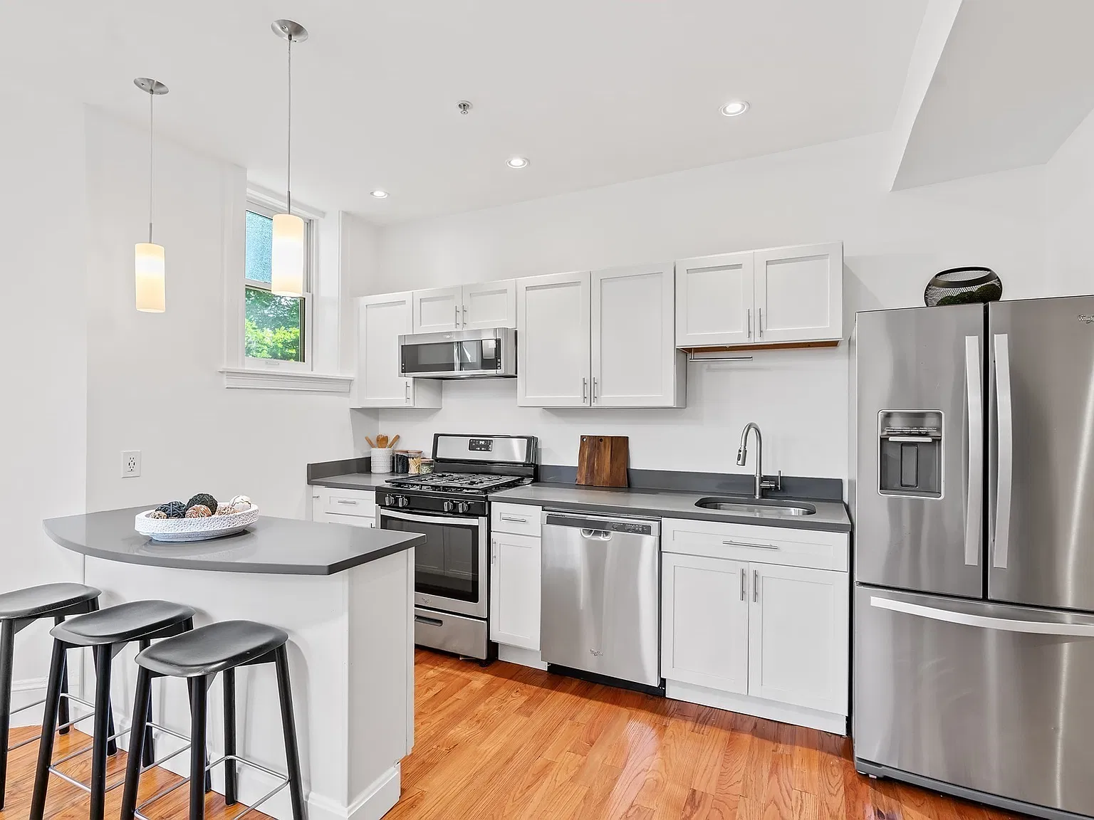 2 bed, 1.0 bath, 764 sqft, $3,050 — Photo 3