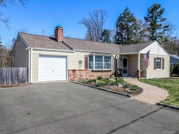 6 Fleetwood Drive, Newtown, CT 06482