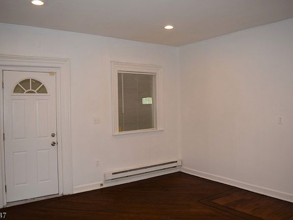 3rd image of 174 Irvington Ave Floor 1