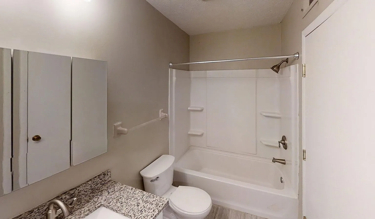 2 bed, 1.0 bath, 700 sqft, $1,501 — Photo 4