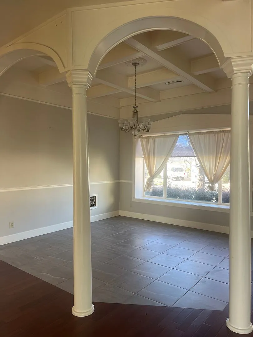Luxury Home in East Medford — Photo 2