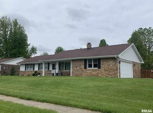 802 Stratford Dr, Washington, IL 61571