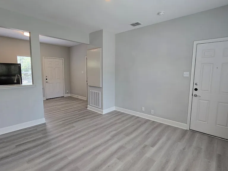 503 W Kings Hwy — Photo 11