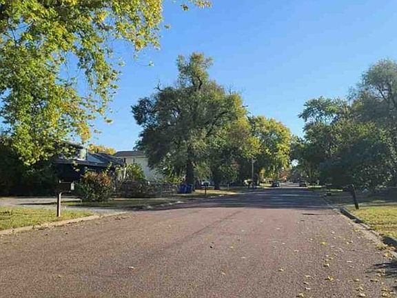 Exterior Neighborhood (street photo)