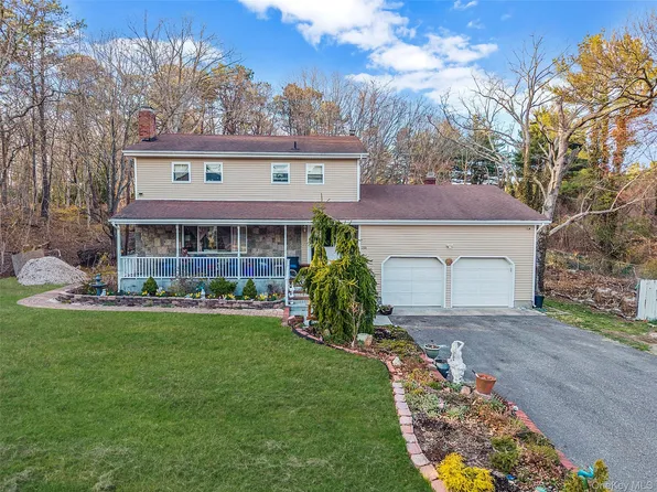 231 W Woodside Avenue, Patchogue, NY 11772