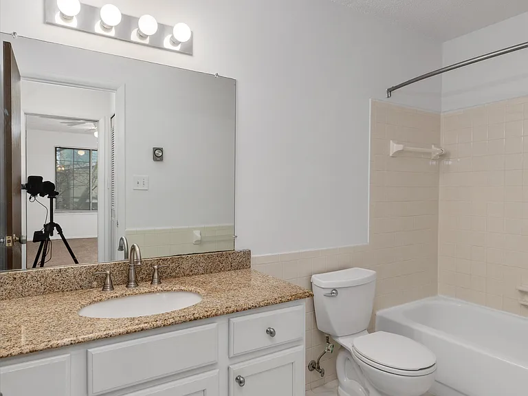 Hartford Place Apartments — Photo 17