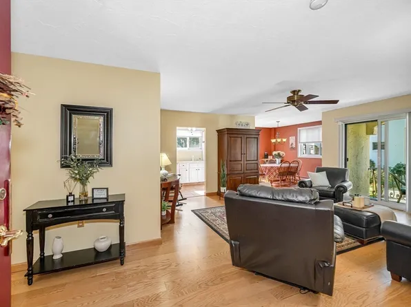 220 Fellsview Ter APT 223, Stoneham, MA 02180