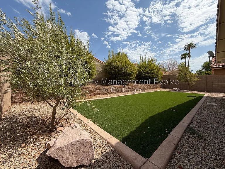7568 W Kerry Ln — Photo 27