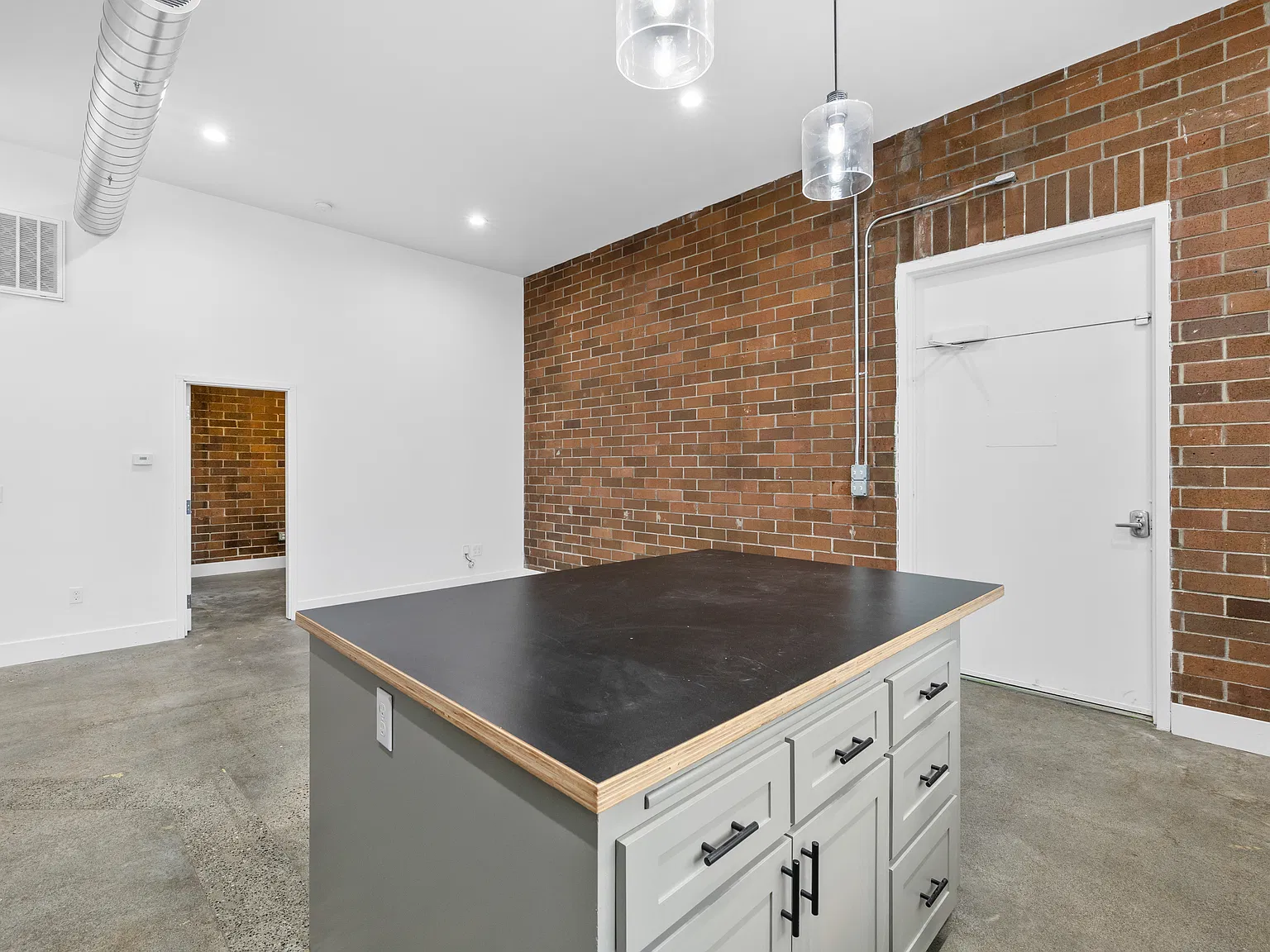 3 bed, 1000 sqft, $2,500 — Photo 4