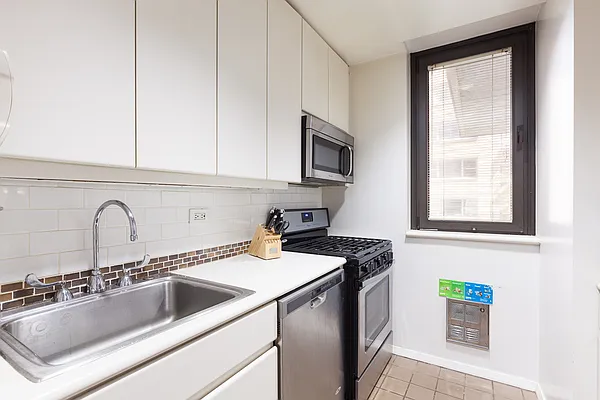 Rented by Luxus Manhattan Realty | media 13