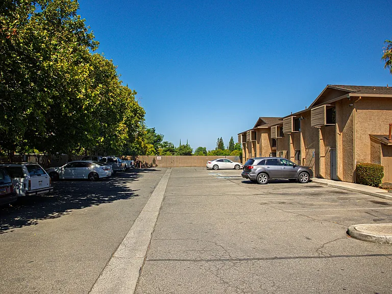 Joshua Tree Apartments — Photo 14