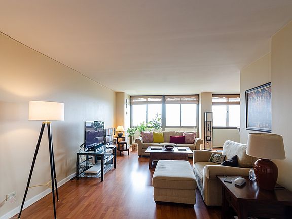 3rd image of 4800 S Lake Park Ave APT 1108