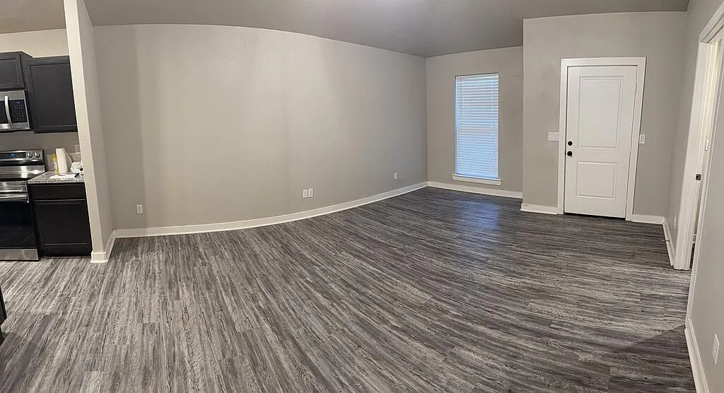 3 bed, 2.0 bath, 1376 sqft, $2,400 — Photo 3