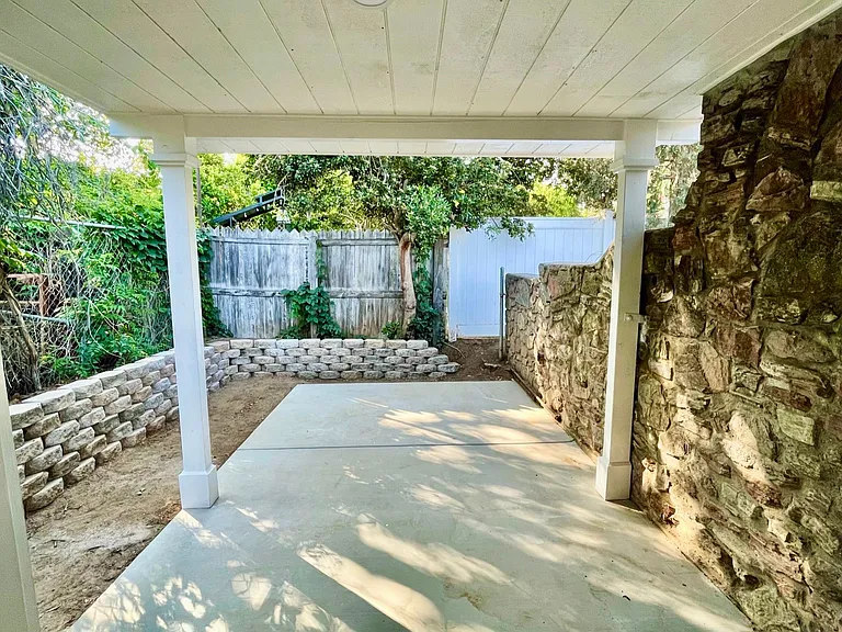221 S Buena Vista St #A — Photo 9