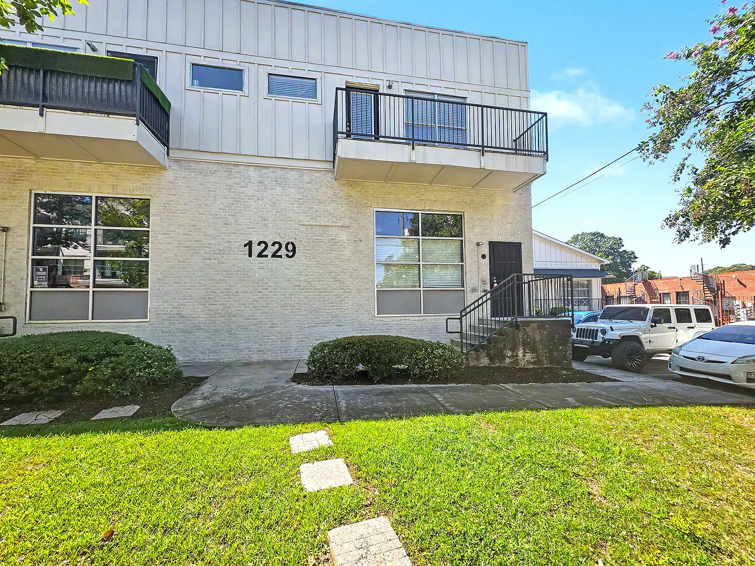2 bed, 2.5 bath, 1200 sqft, $2,050 — Photo 3
