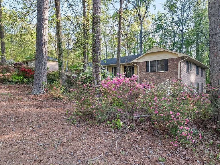1247 Sycamore Dr — Photo 2