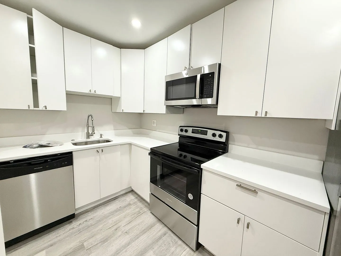 3bed in Roxbury is available on 9/1 — Photo 1