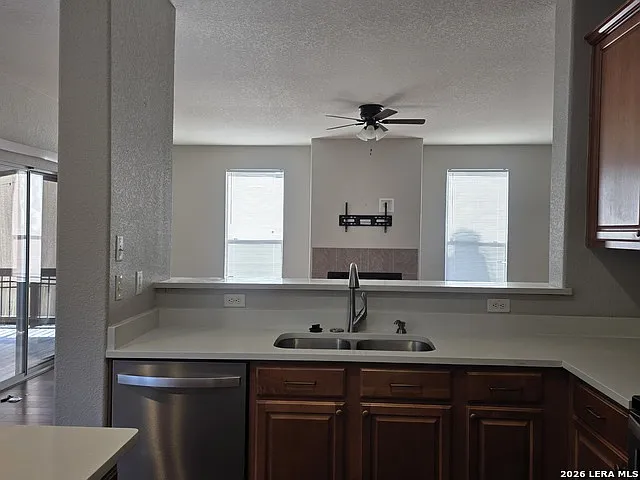 4 bed, 2.5 bath, 3288 sqft, $2,300 — Photo 4