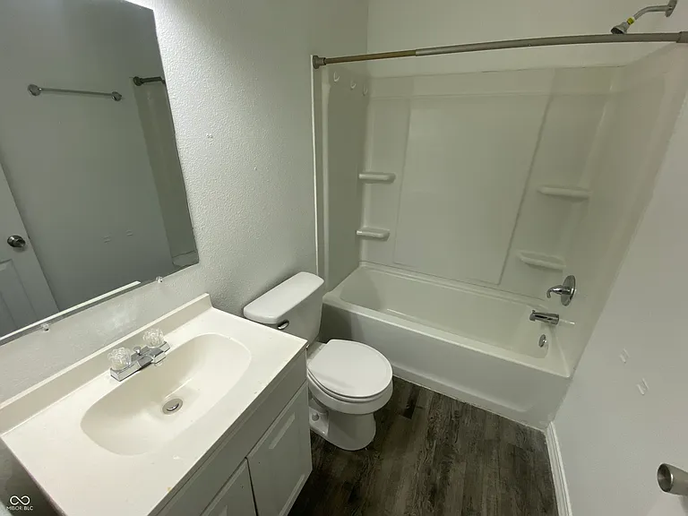 621 N Oxford St — Photo 15