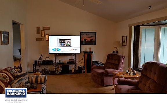Vaulted ceiling in Living Rm.