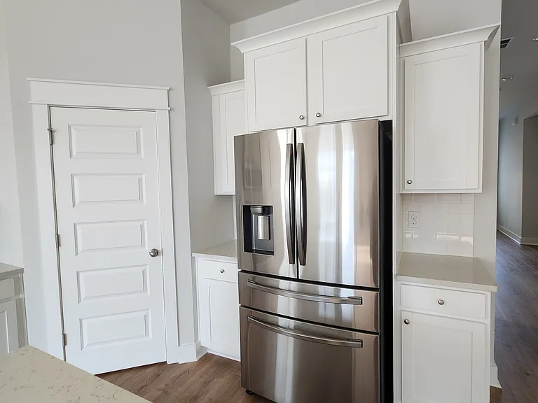 112 Ashworth Dr — Photo 2