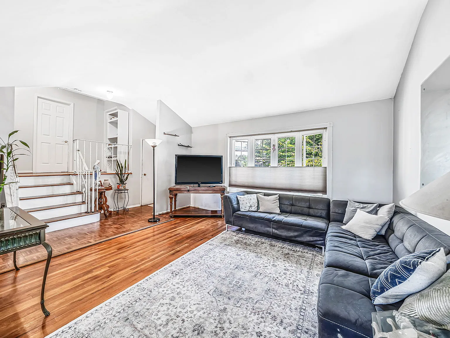 3 bed, 1350 sqft, $3,300 — Photo 3