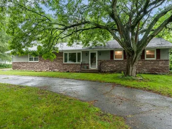 12222 Rae Ann Rd, Roscoe, IL 61073