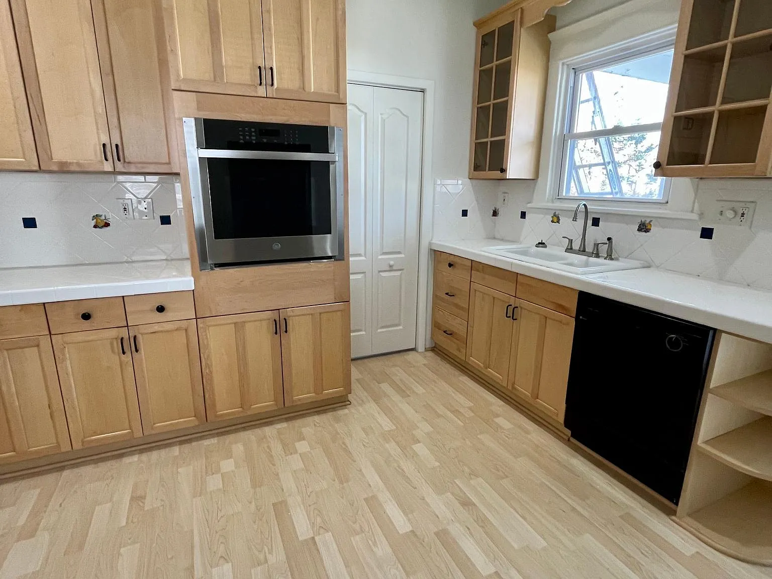 3 bed, 1.5 bath, 1800 sqft, $2,250 — Photo 2