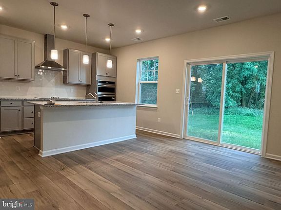 4th image of 19 Forest Grove Ave