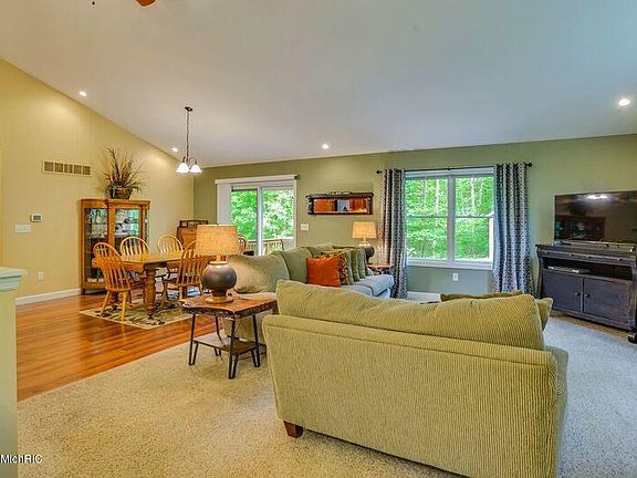 4th image of 5617 Pine Island Dr NE