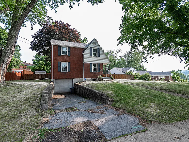 1104 Shadycrest Dr — Photo 6