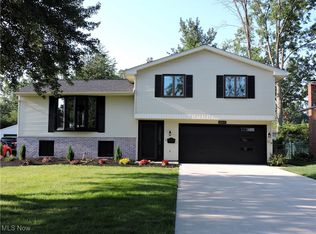 24835 Doe Dr, North Olmsted, OH 44070