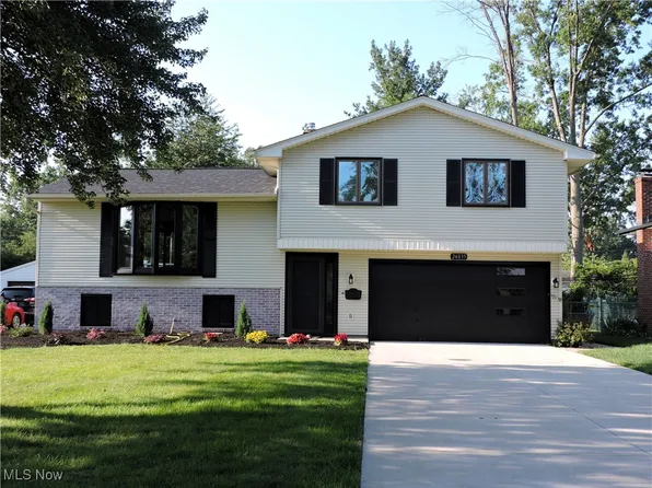 24835 Doe Dr, North Olmsted, OH 44070