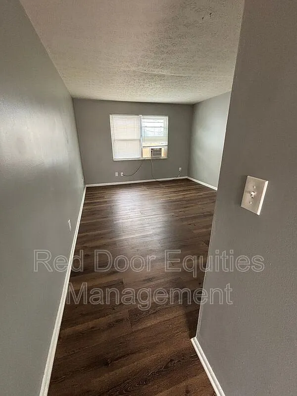 1 bed, 1.0 bath, $875 — Photo 2
