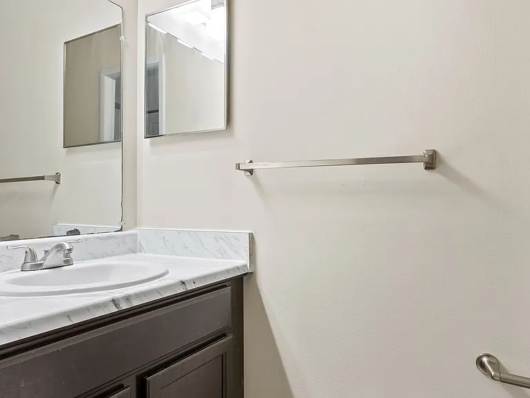 Windsor Woods Apartments — Photo 25
