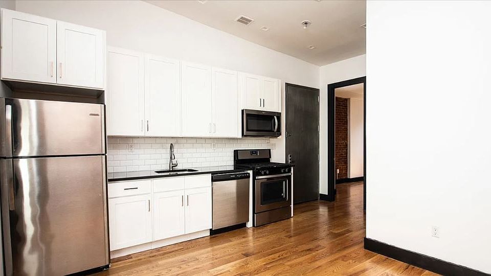 1st image of 749 Putnam Ave #3