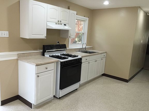 3rd image of 8 E Stemmer Ln #1