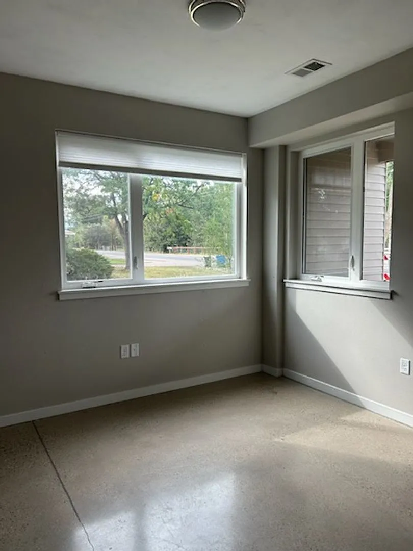 Spacious 3-Bedroom Townhome with Modern Finishes & Private Deck — Photo 3