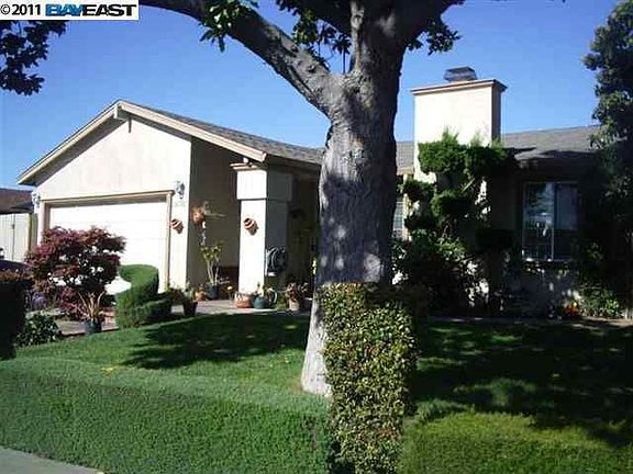 2nd image of 34760 Clover St