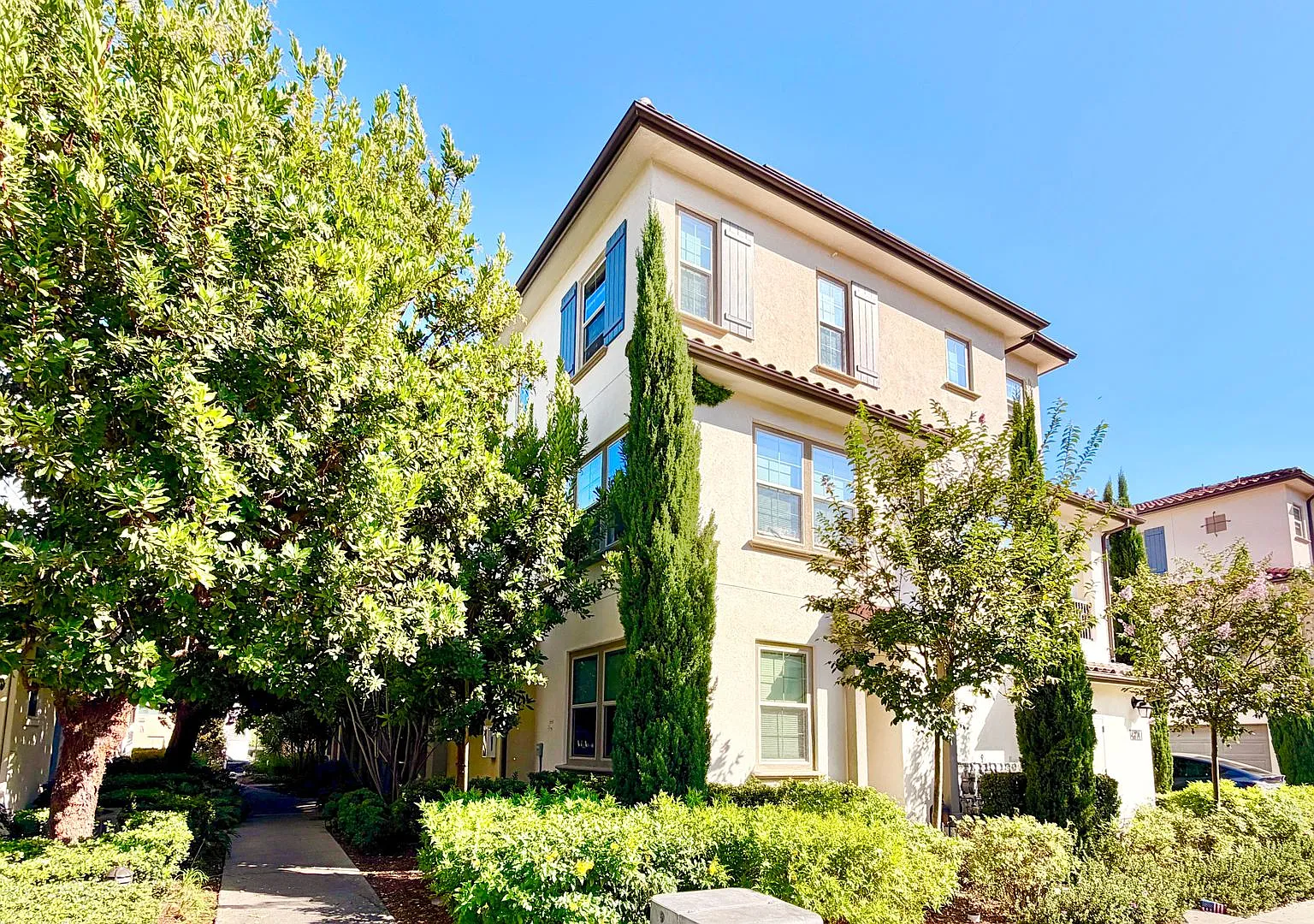 Awesome Tri-Level Townhome Minutes to Everything, Located within the Private & Gated St. Cloud Co... — Photo 1