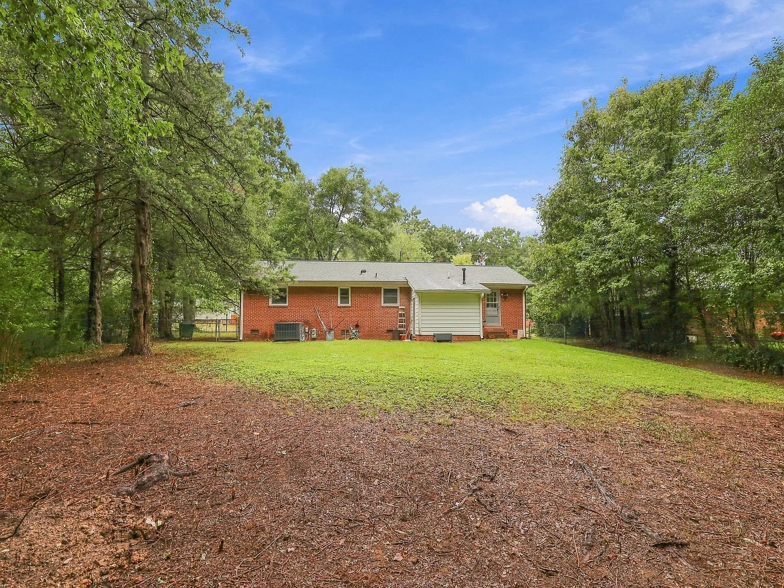3 bed, 1.0 bath, $1,600 — Photo 2