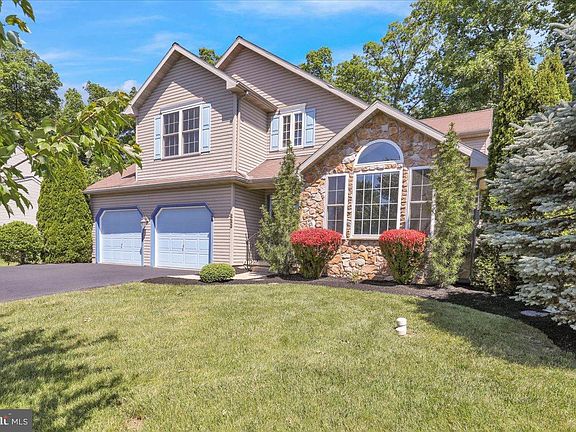 3rd image of 223 Woodbridge Ln