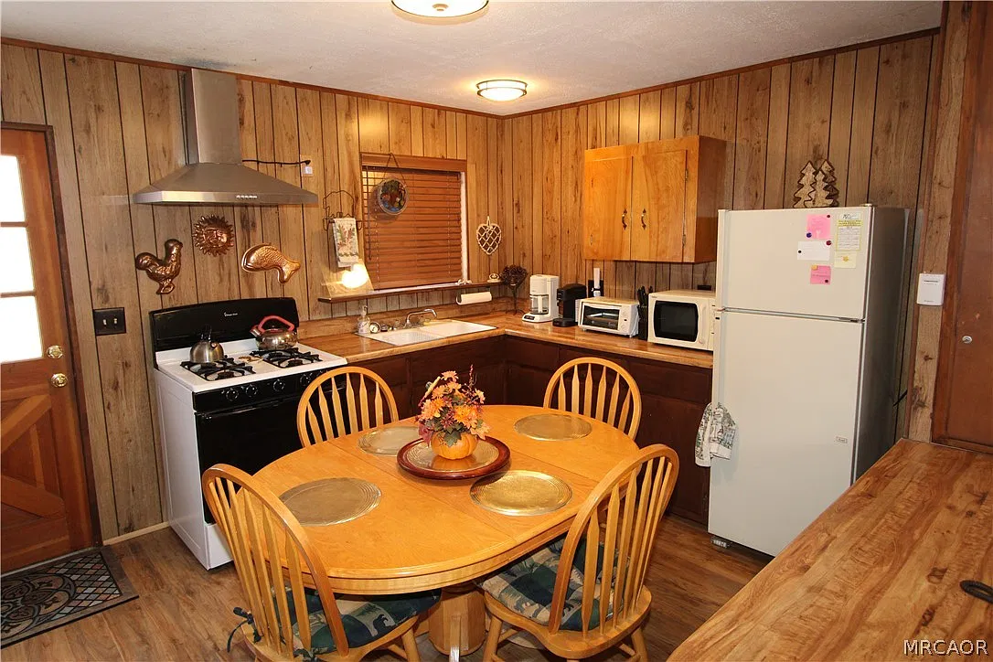 2 bed, 1.0 bath, 1068 sqft, $1,600 — Photo 3