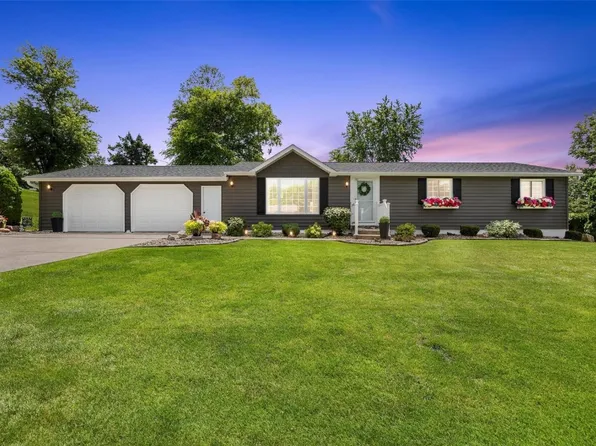 1525 Rainbow Dr, Belle Plaine, IA 52208