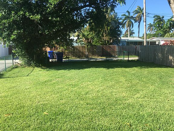 Pet Friendly Fenced Back Yard