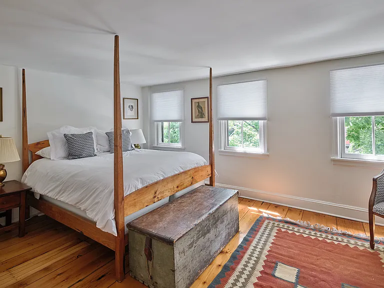 2nd Floor - Queen Bedroom
