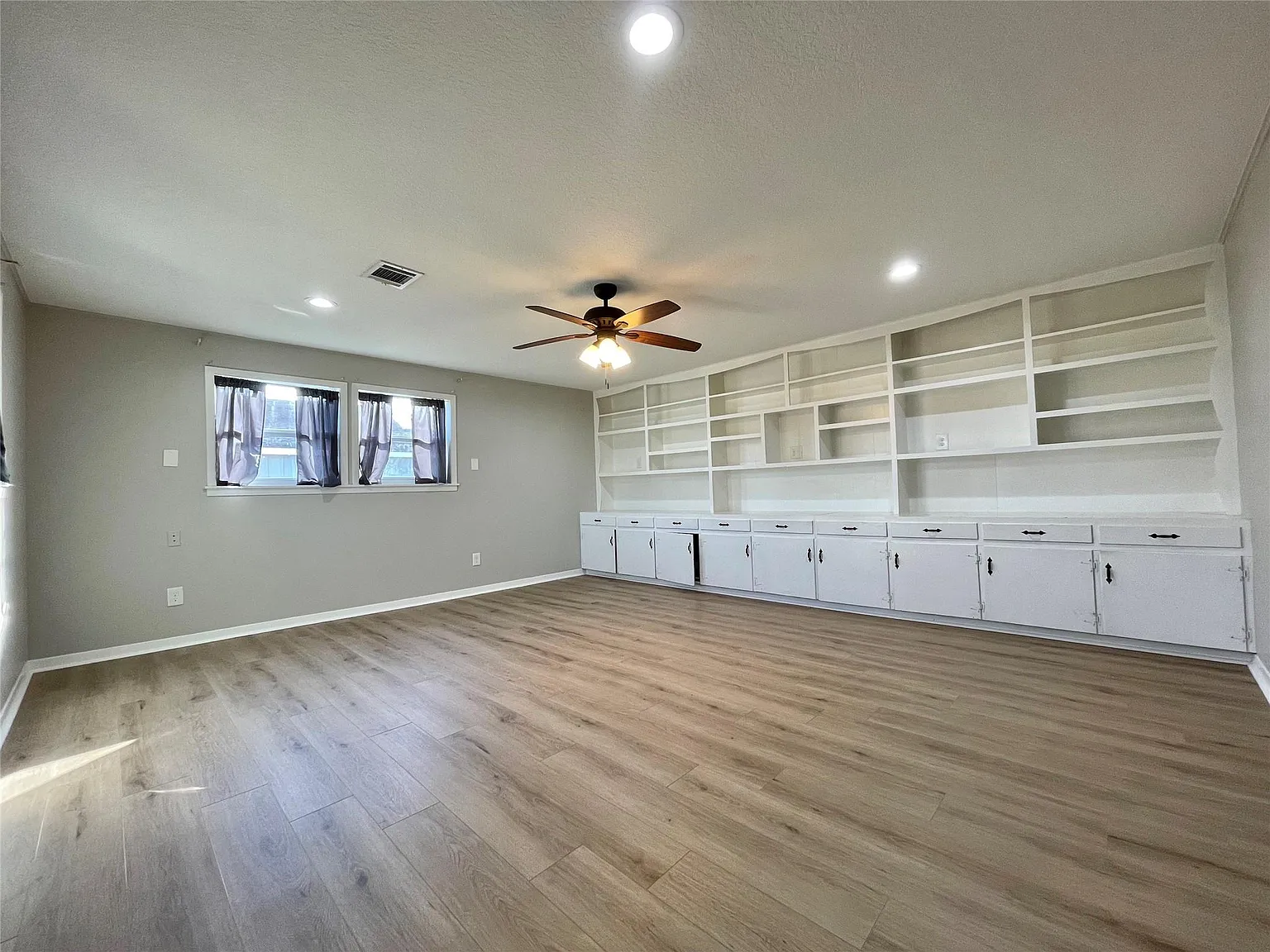 3 bed, 2.0 bath, 2096 sqft, $1,700 — Photo 3