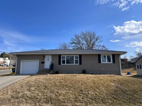 1694 Earl Dr, Dubuque, IA 52001
